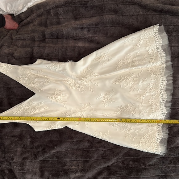 Minuet lace bridal/ or party dress - Picture 6 of 14